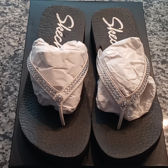Sketchers super comfortable sandals! - Picture 2 of 3